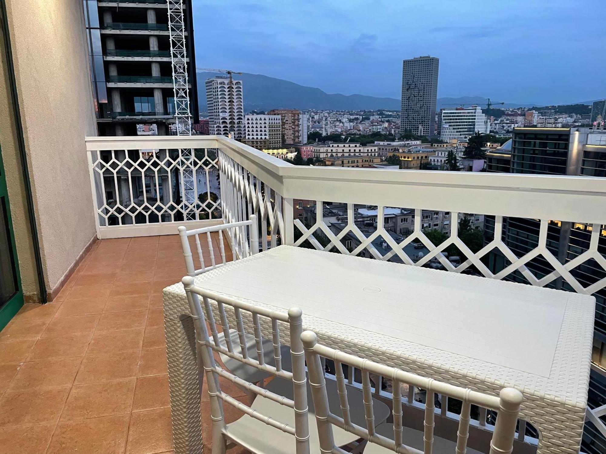 Sun Tower Luxury Suite-View From Of Tirana Center Bagian luar foto